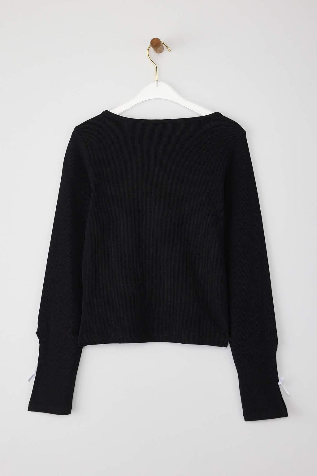 Trendyolmilla Siyah Fiyonk ve Cut Out Detayl? Bisiklet Yaka Slim/Vucuda Oturan Orme Bluz TWOAW25BZ00177