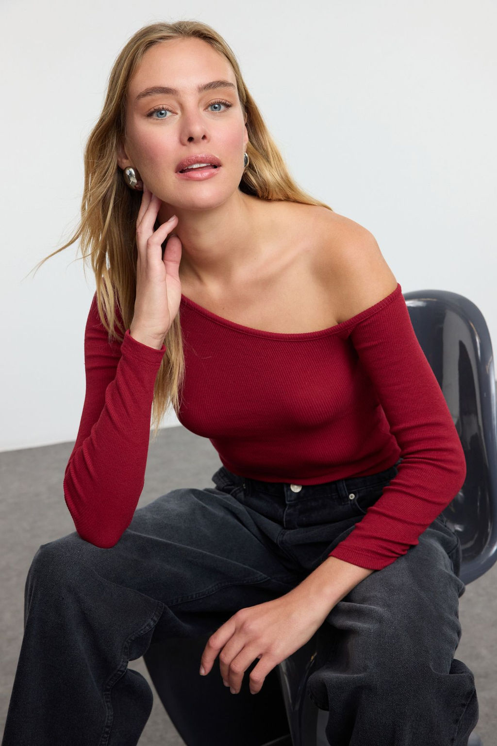 Trendyolmilla Indigo Fitted/Vucuda Oturan Asimetrik Yaka Omzu Ac?k Fitilli Esnek Orme Bluz TWOAW23BZ00088 фото 2