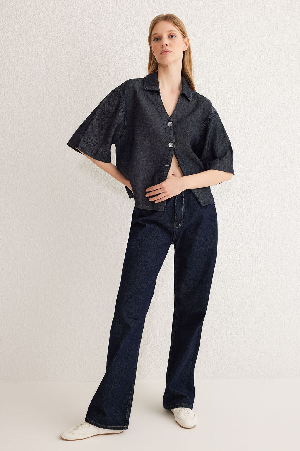 TRENDYOLMILLA Koyu Mavi %100 Tencel V Yaka Denim Gomlek TWOSS25GO00001  фото 2