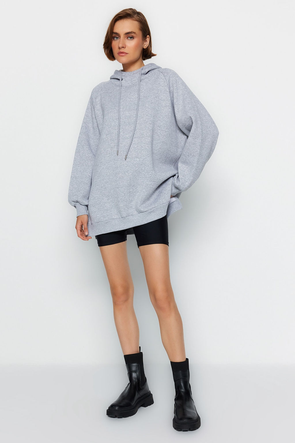 TRENDYOLMILLA Siyah Kapusonlu Oversize Sardonlu Orme Sweatshirt TWOAW23SW00439