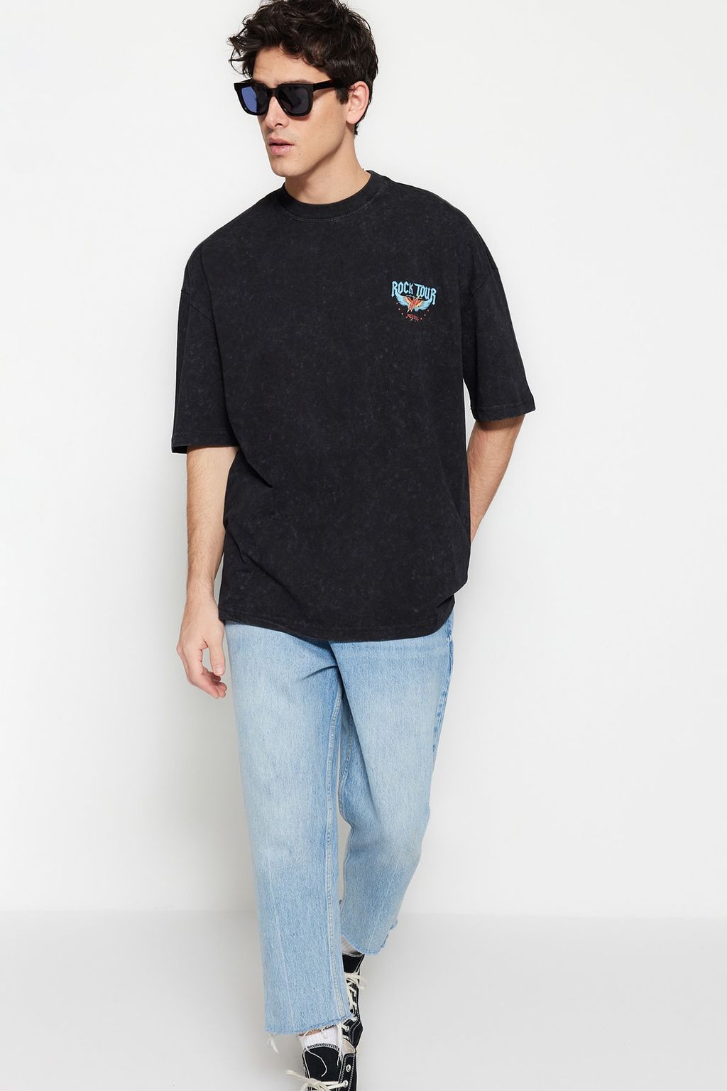 TRENDYOL MAN Siyah Oversize/Genis Kesim Eskitme/Soluk Efektli Rock Bask? %100 Pamuklu T-Shirt TMNSS23TS00231 - Trendyolmilla фото 2