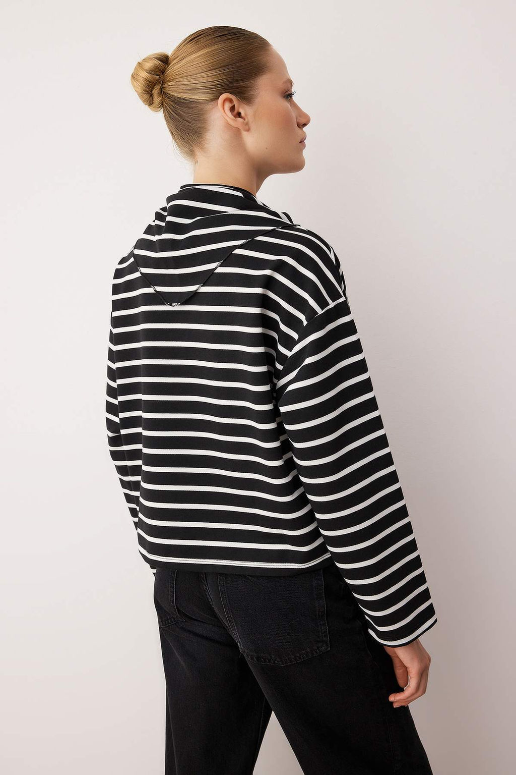 Siyah Cizgili Sal Detayl? Oversize/Genis Kal?p Ince Orme Bluz TWOAW26BZ00250 - Trendyolmilla фото 4