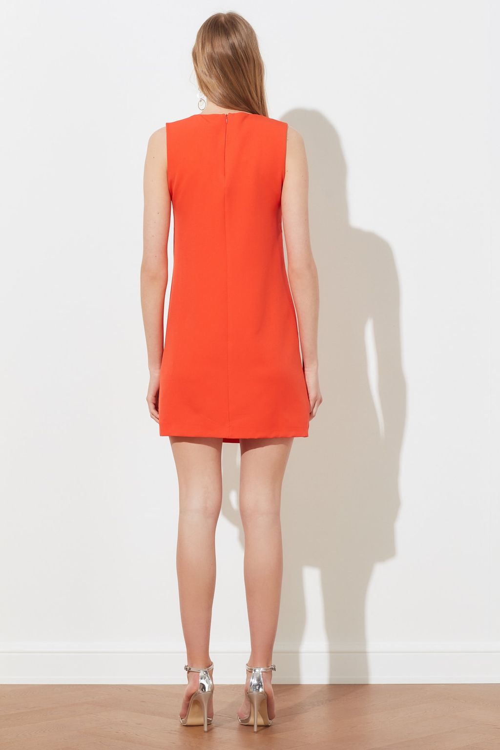 Nar Cicegi Duz Kesim Kolsuz Bisiklet Yaka Mini Dokuma Elbise TWOSS19FG0063