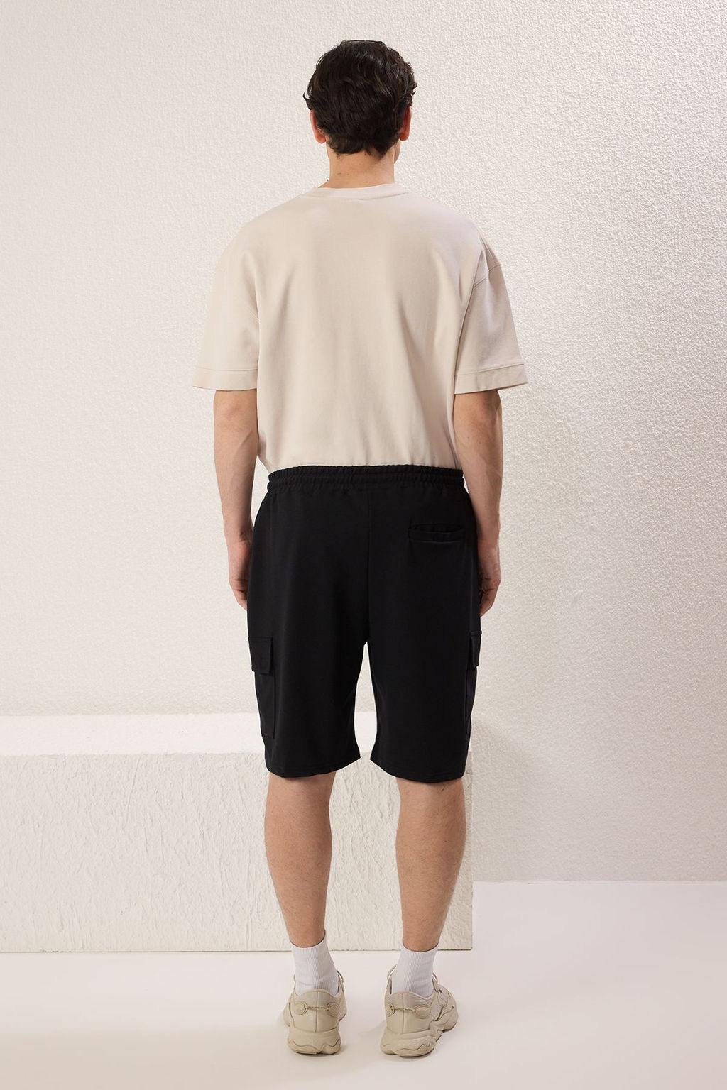 TRENDYOL MAN Siyah Oversize/Genis Kesim Gizli Kordonlu Lastik Belli Kargo Cepli Etiketli Sort TMNSS24SR00018 - Trendyolmilla фото 4