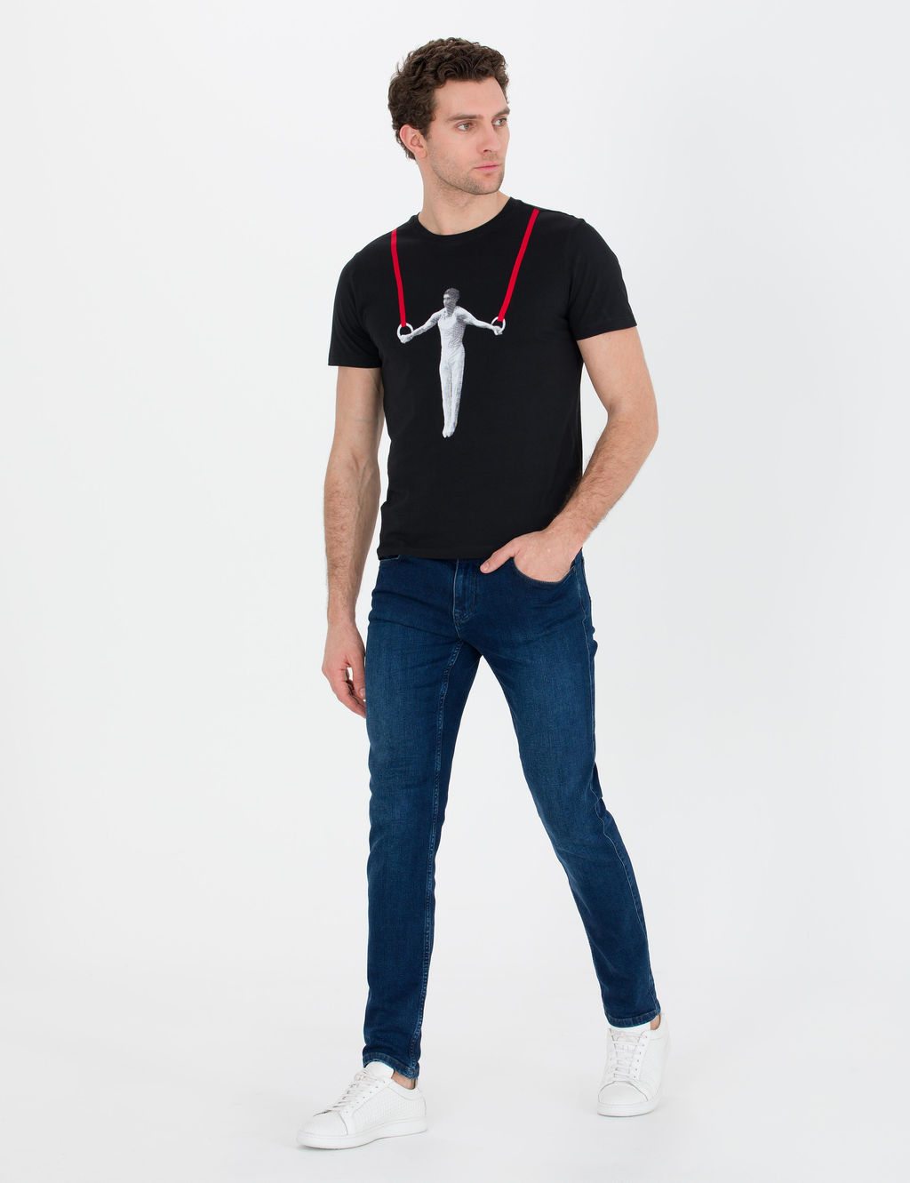 Черная футболка узкого кроя с круглым вырезом