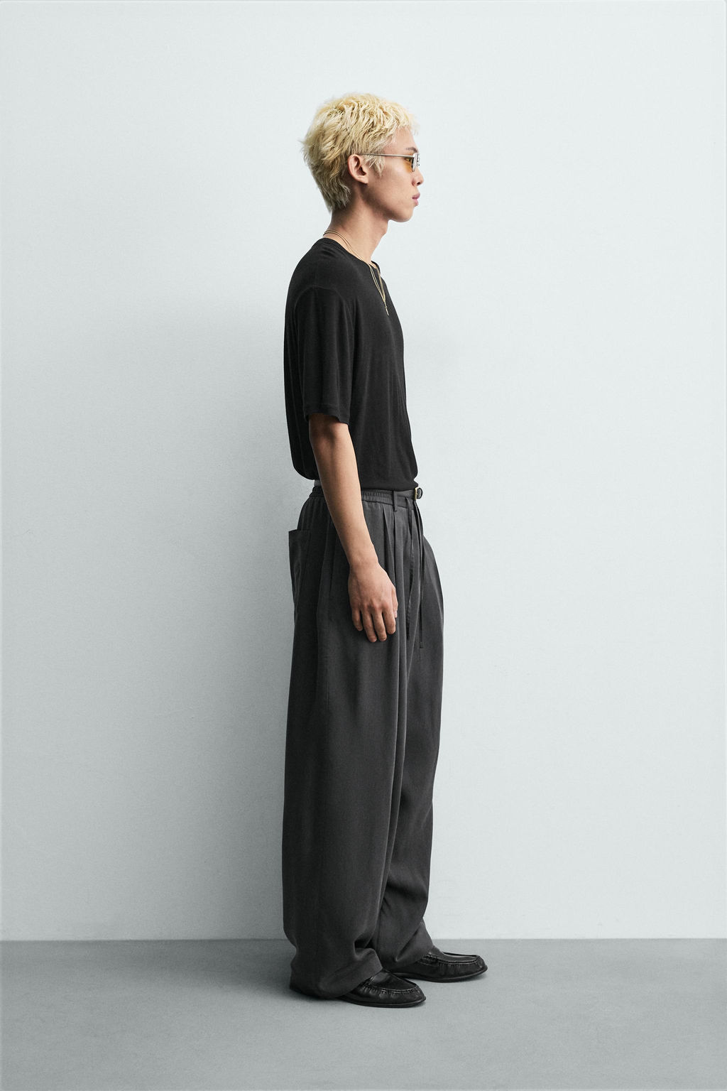 PANTAL?N FLUIDO PLIEGUES / Gris