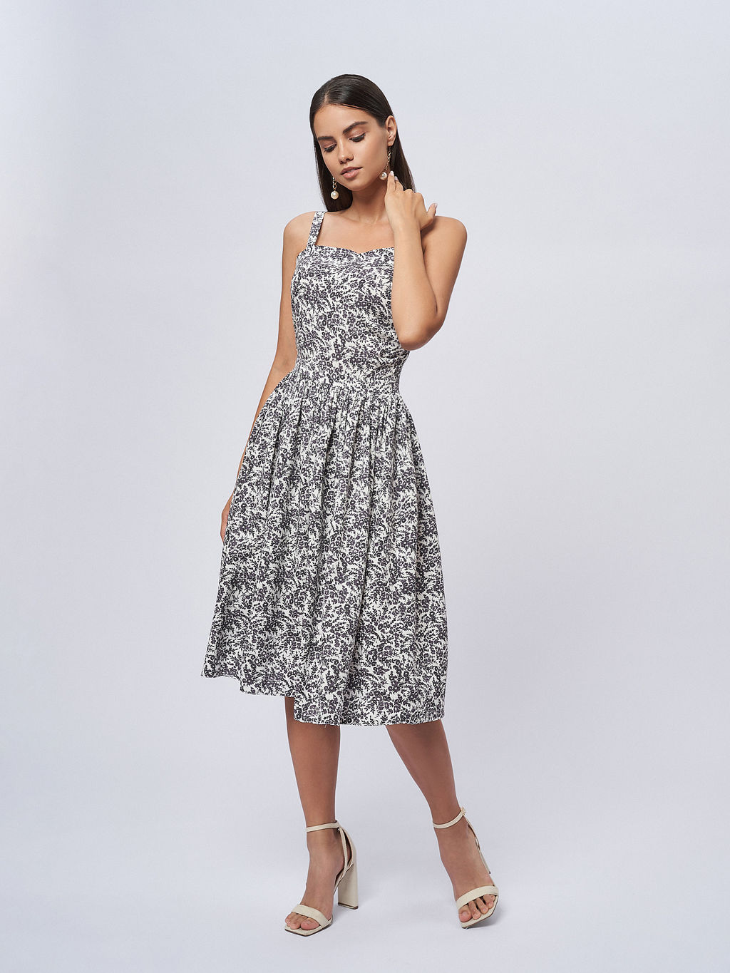 Платье белое с цветочным принтом на бретелях с расклешенной юбкой - 1001dress фото 2