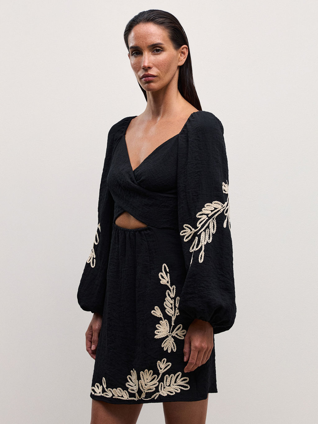 Вискозное платье мини с вышивкой / Zarina  фото 6