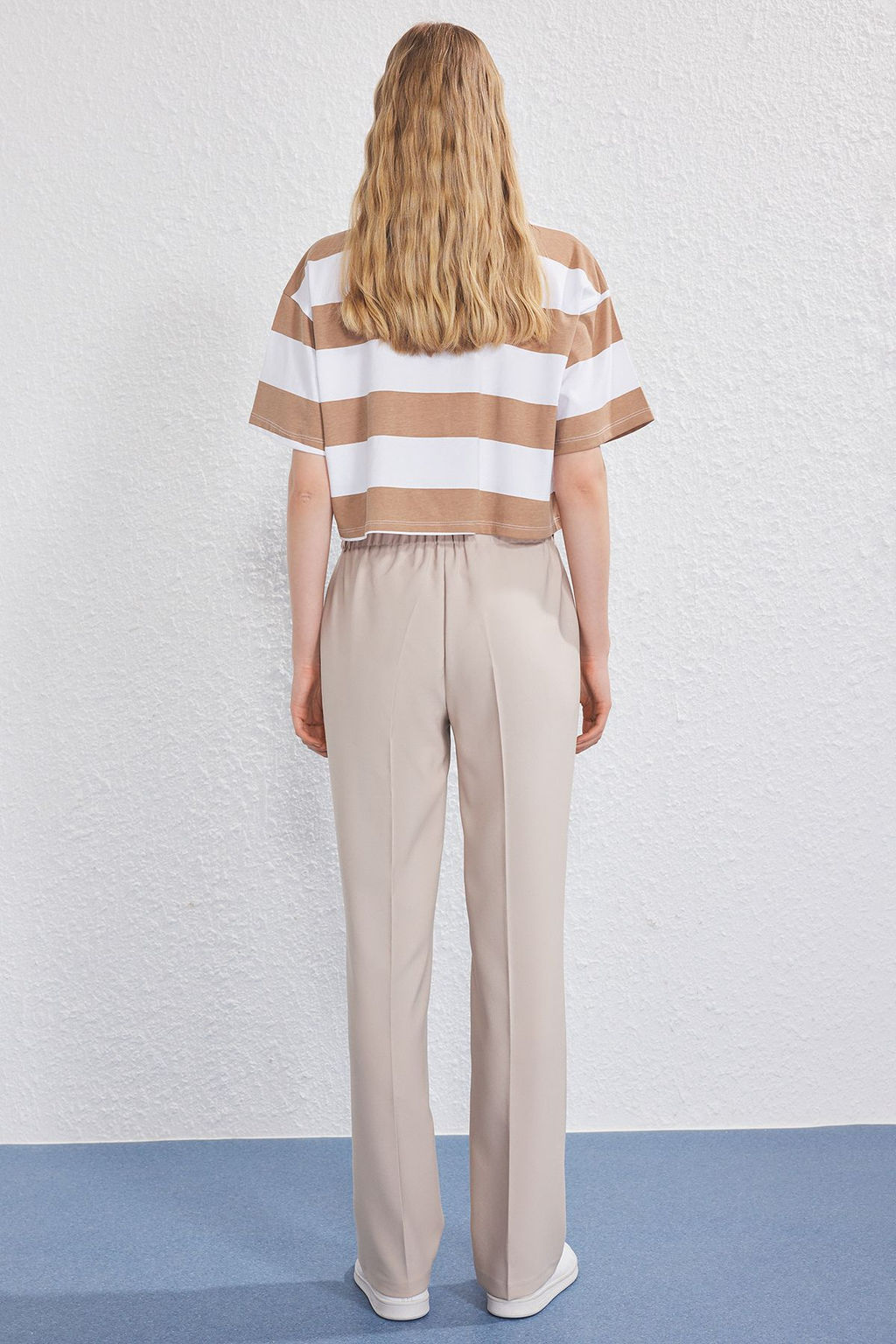 TRENDYOLMILLA Bej Arka Beli Lastikli Straight/Duz Kesim Dokuma Pantolon TWOSS25PL00102 фото 4