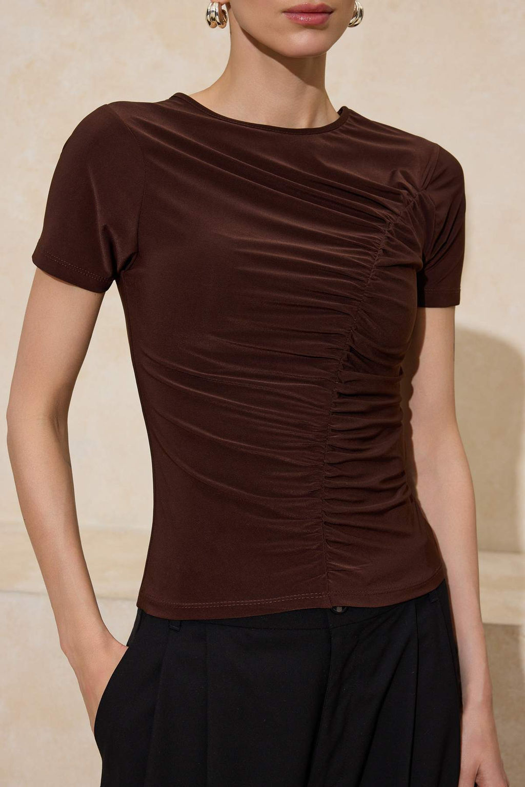 Kahverengi Fitted/Vucuda Oturan K?sa Kollu Yumusak Orme Bluz TWOSS26BZ00016