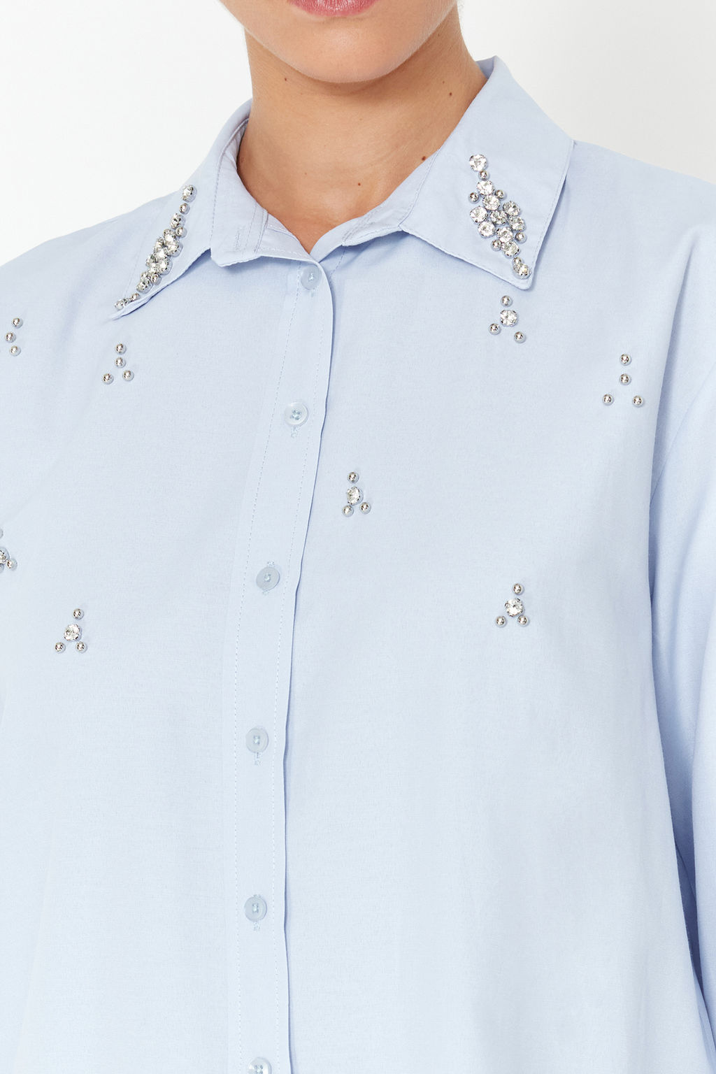 TRENDYOLMILLA Ac?k Mavi Onu Tas Detayl? Regular Normal Kal?p Dokuma Gomlek TWOSS24GO00069 фото 4