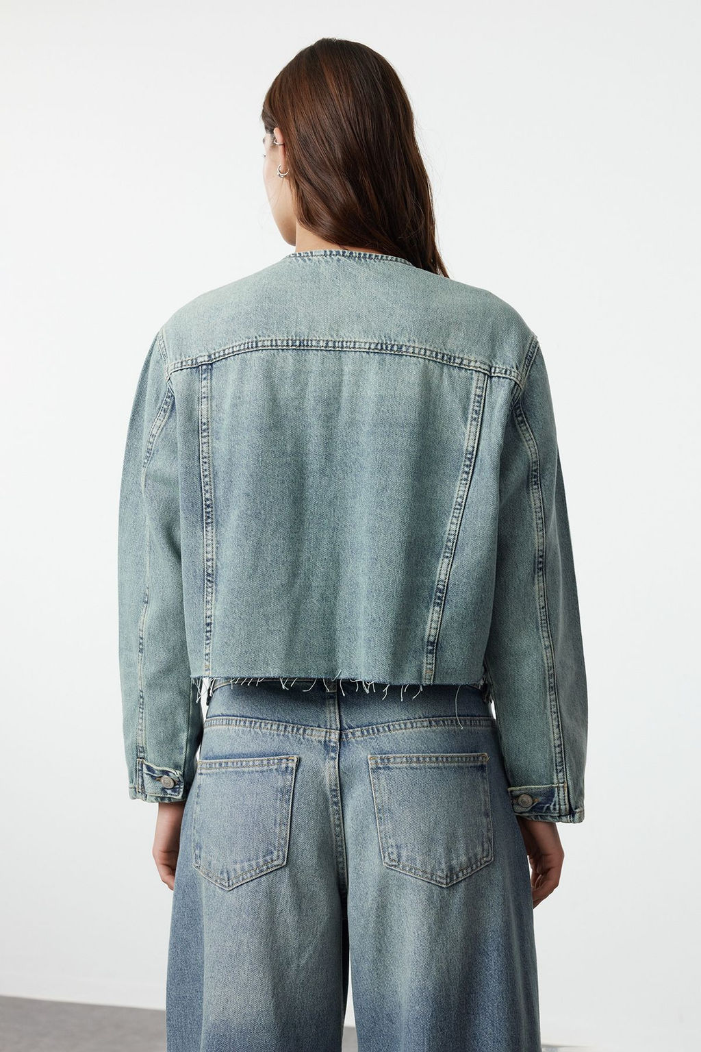 Mavi Soluk Efekt Vintage Yaka Detayl? Crop Denim Ceket TWOAW25CE00004 - Trendyolmilla фото 5