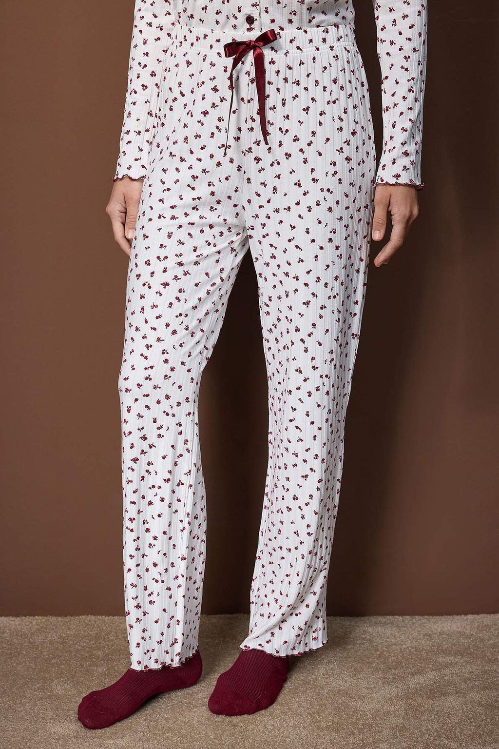 Beyaz Cicekli Kurdele ve Baby Overloklu Pointel/Fitilli Orme Pijama Tak?m? THMAW26PT00221 - Trendyolmilla фото 3