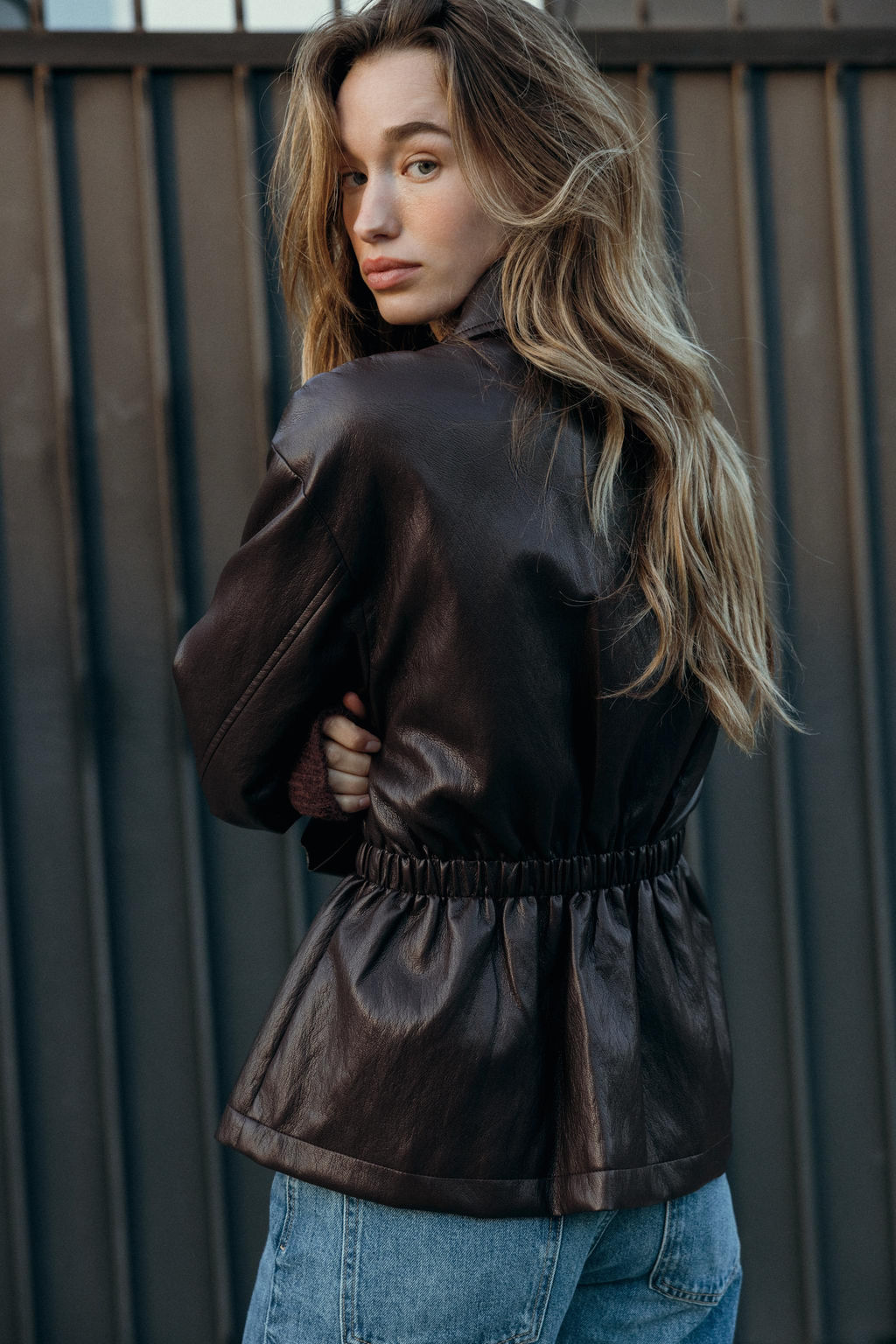 CHAQUETA EFECTO PIEL CINTURA EL?STICA / Marr?n - Zara фото 12