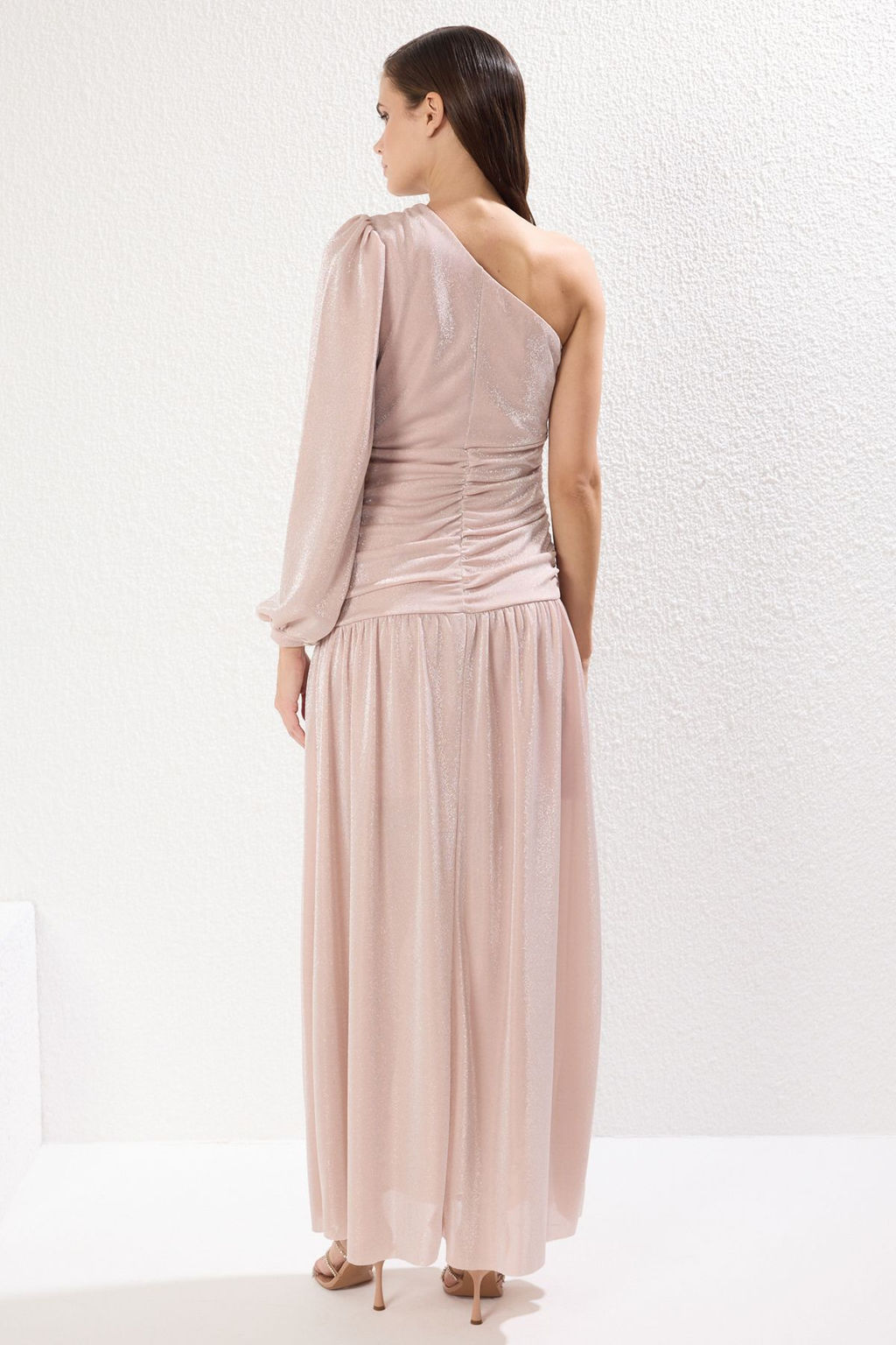 TRENDYOLMILLA Pudra Astarl? Par?lt?l? Tek Kol Uzun S?k Abiye Elbise TPRSS25AE00042  фото 10