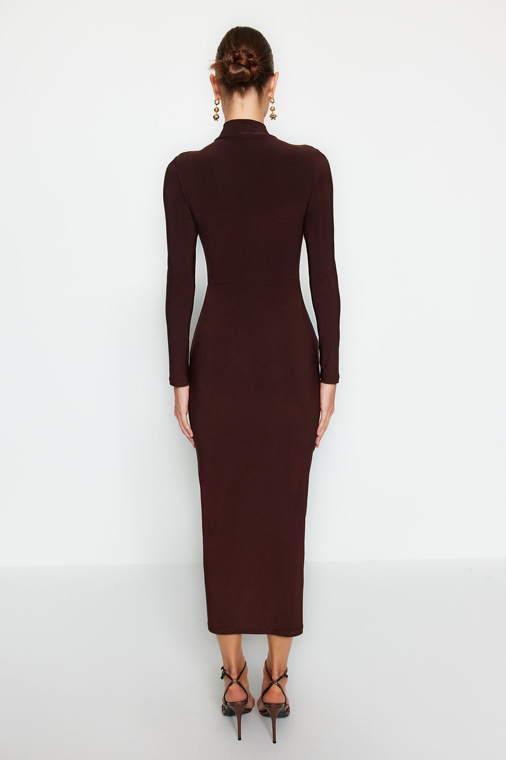 TRENDYOLMILLA Kahverengi Dik Yaka Fitted/Vucuda Oturan Maxi Esnek Orme Kalem Elbise TWOAW24EL00614  фото 6