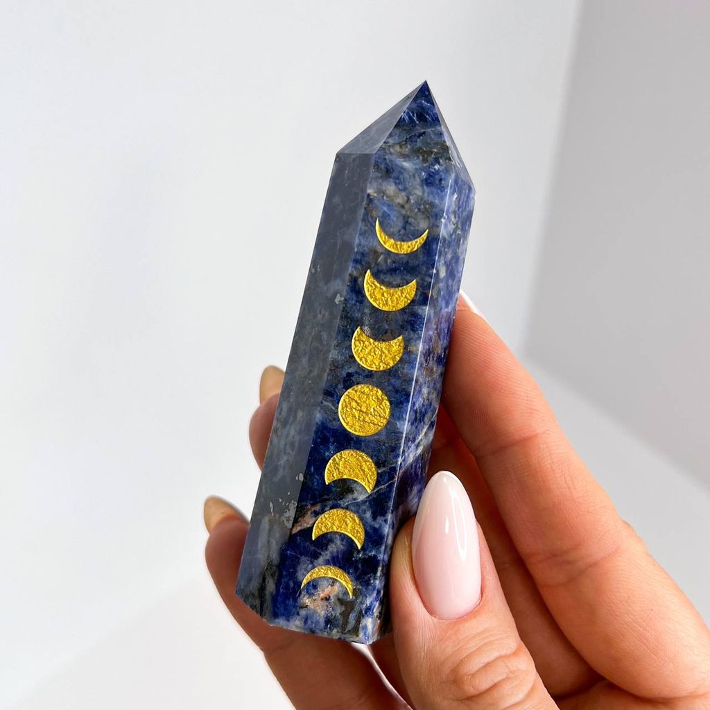Кристалл Содалит с гравировкой "Лунный цикл"