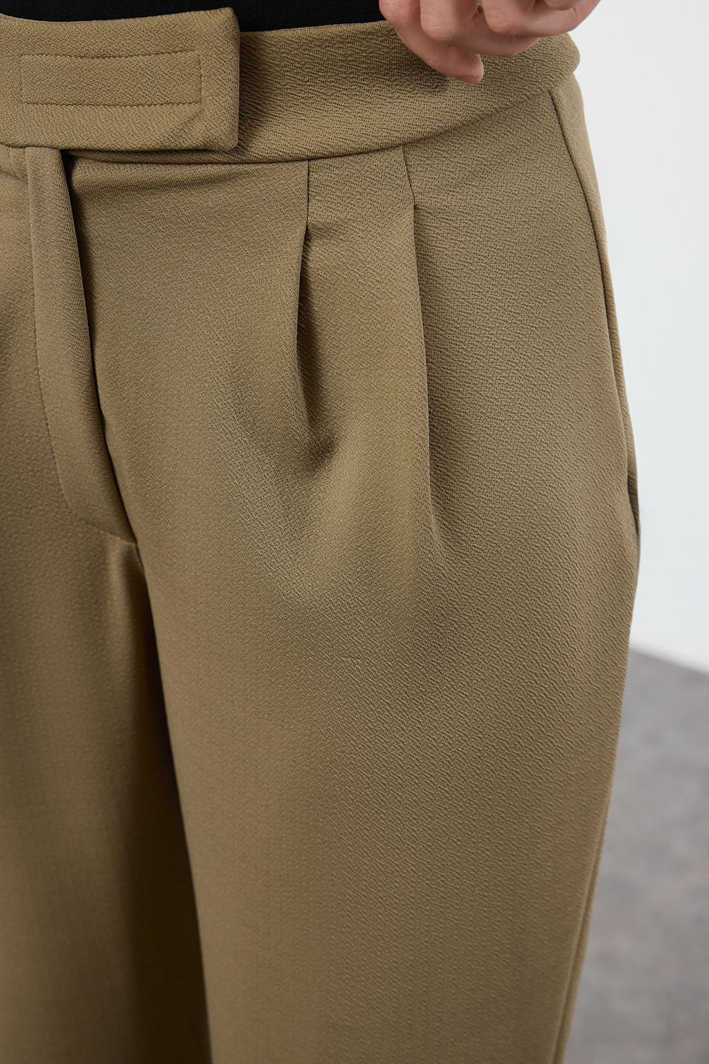 Koyu Haki C?rt C?rt Kapamal? Yuksek Bel Pileli Wide Leg/Genis Kesim Pantolon TWOAW24PL00177
