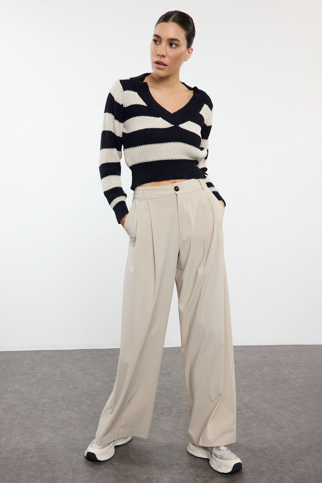 TRENDYOLMILLA Gri Crop V Yaka Cizgili Triko Kazak TWOAW25KZ00347
