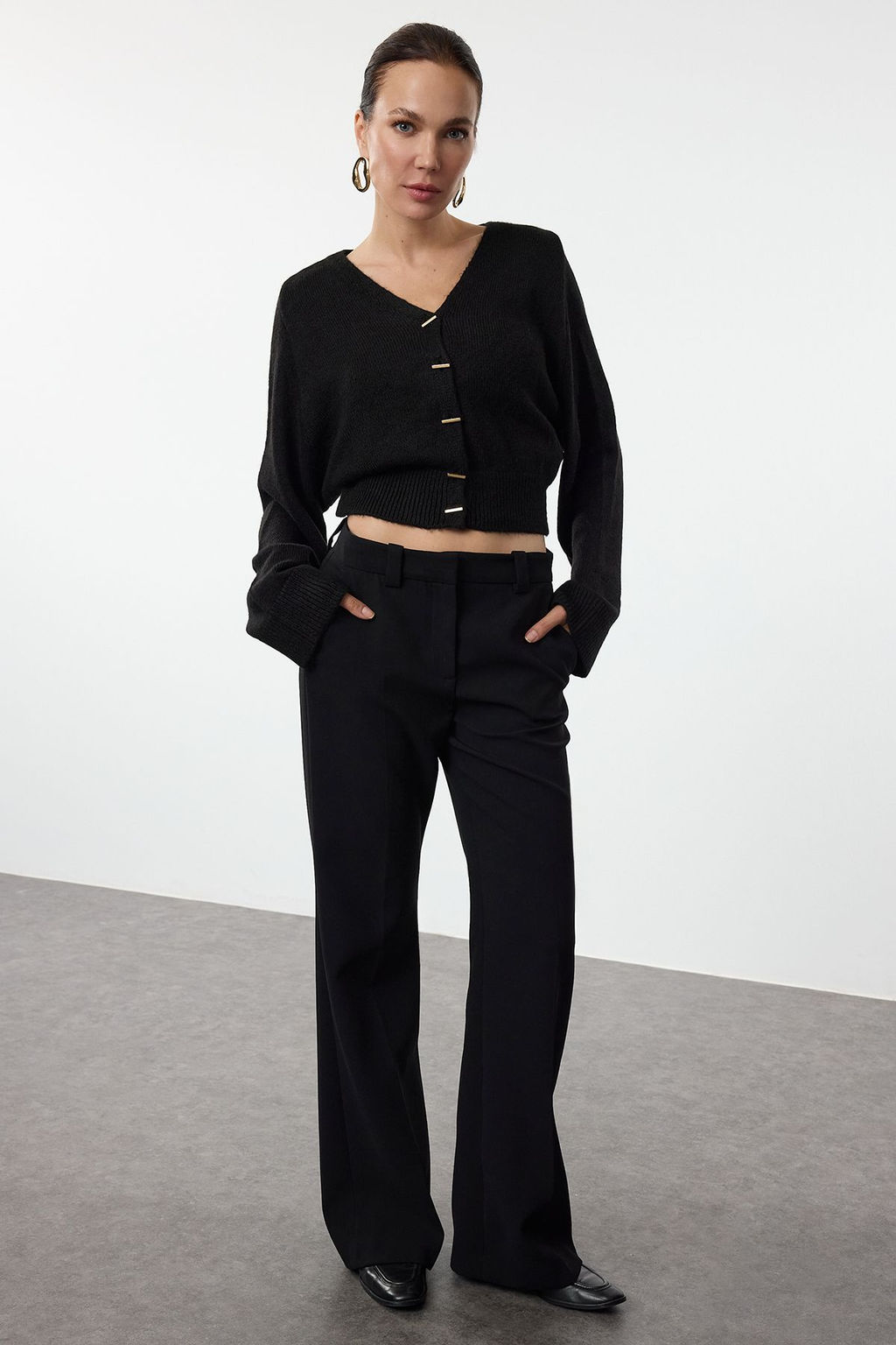 TRENDYOLMILLA Siyah V Yaka Crop Triko H?rka TWOAW25HI00074 фото 2