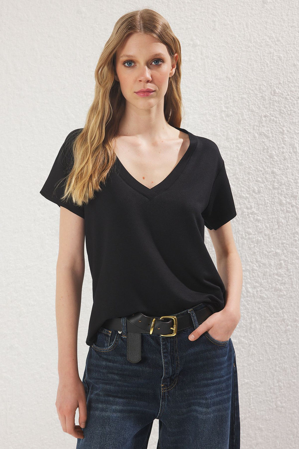 Siyah V Yaka Regular/Normal Kal?p Orme T-Shirt TWOSS25TS00196