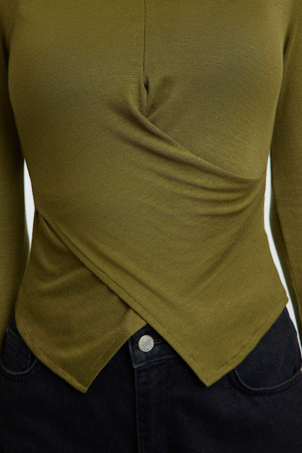 Trendyolmilla Siyah Kruvaze Buzgu/Drape Detayl? Slim/Vucuda Oturan Orme Bluz TWOAW25BZ00216 фото 13