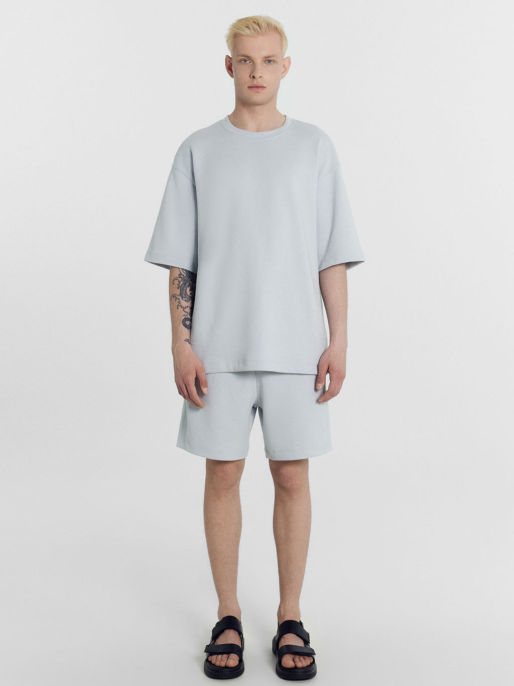 Комплект мужской (футболка, шорты) в сером цвете туман 191024 - Mark formelle фото 2