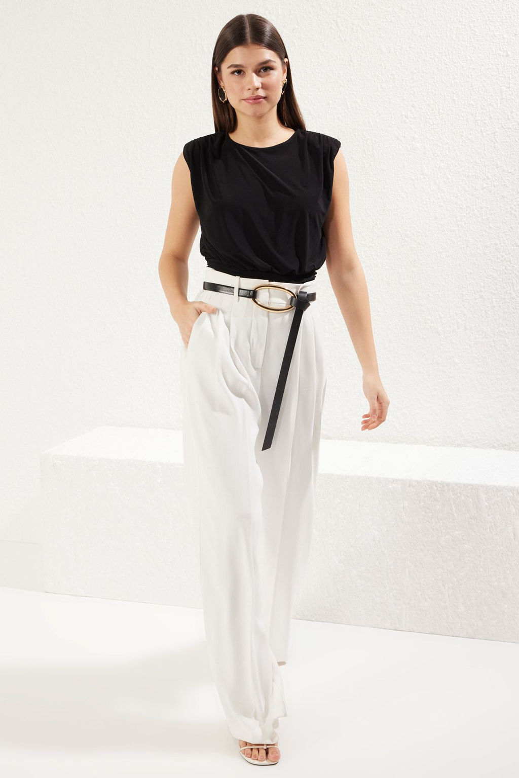 Siyah Vatkal? Buzgu/Drape Detayl? S?f?r Kol Belden Oturmal? Dokumlu Orme Bluz TWOSS25BZ00031