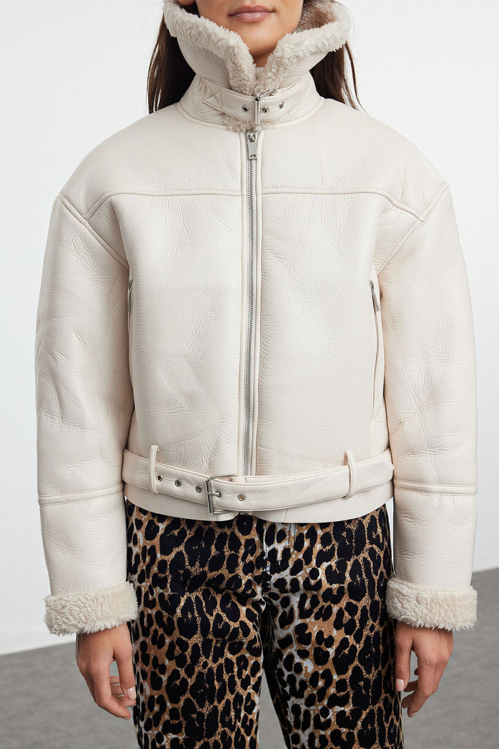 Trendyolmilla Ekru Pelus Detayl? Suni Deri Biker Ceket Mont TWOAW24MO00279  фото 3