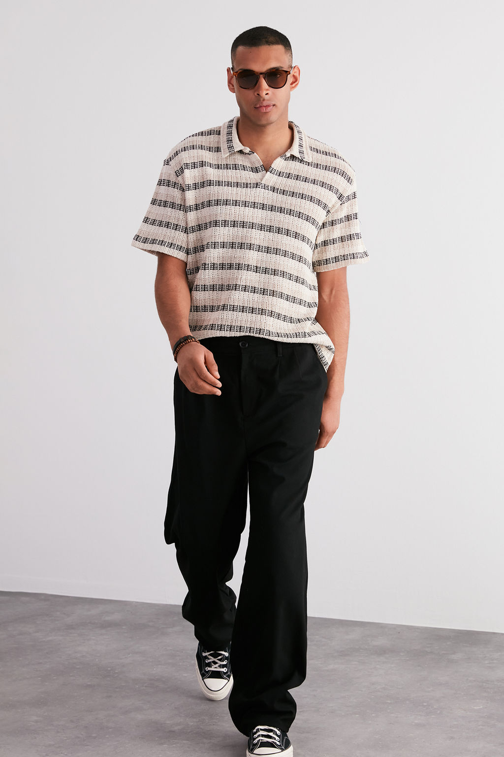 TRENDYOL MAN Ekru Oversize/Genis Kesim Dusuk Omuz Limited Edition Cizgili Polo Yaka T-shirt TMNSS24PO00023