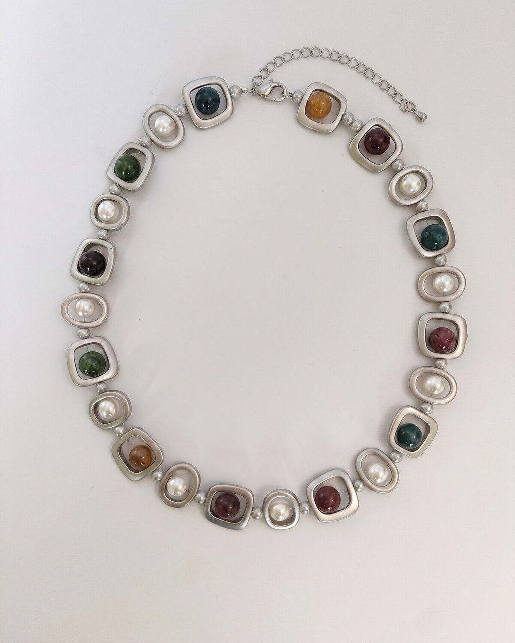 Элегантное колье с декоративными вставками