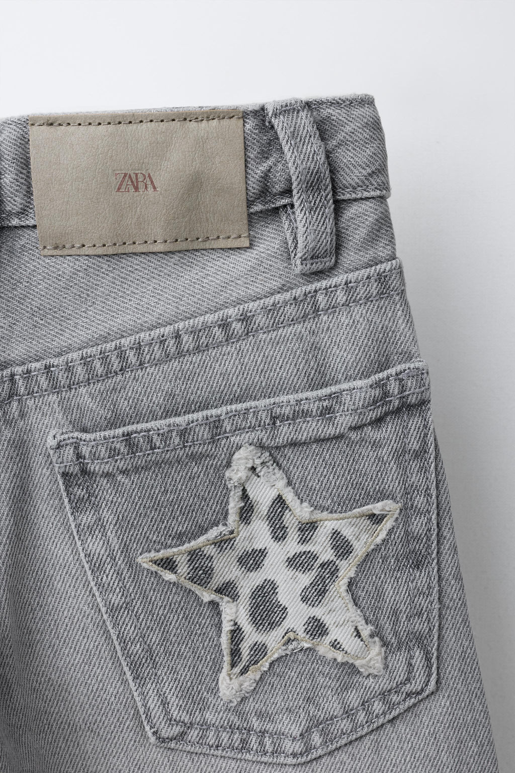 WIDE-LEG JEANS WITH ANIMAL PRINT STAR PATCHES - Zara фото 4