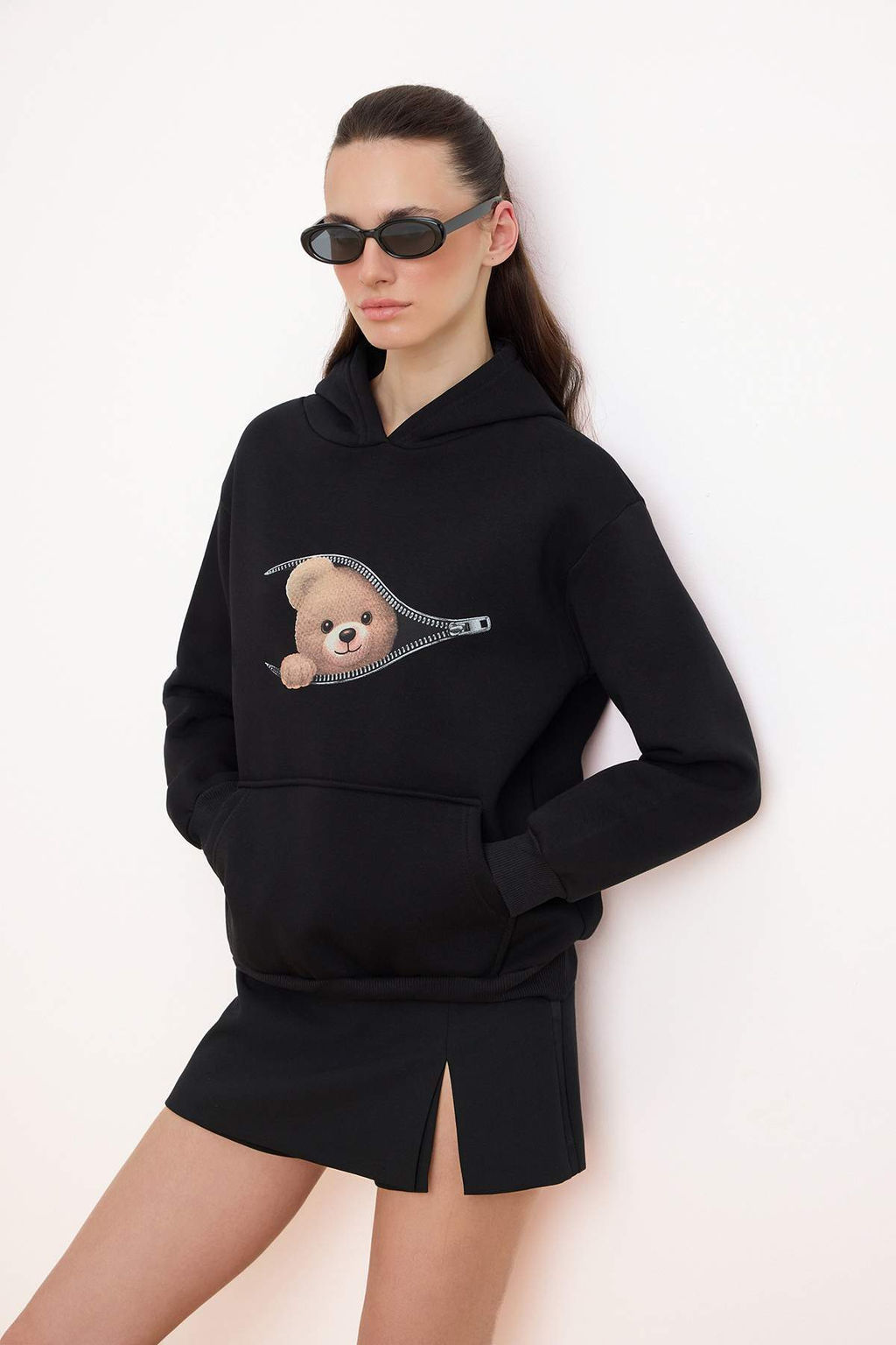 Siyah Kal?n Ici Polarl? Slogan Standart Kal?p Kapusonlu Orme Sweatshirt TWOSS26SW00008