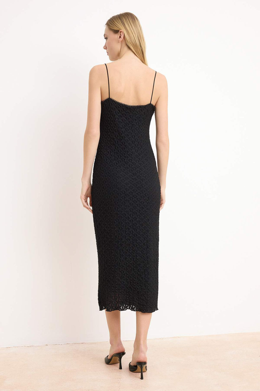 TRENDYOLMILLA Beyaz Dantel Bodycone/Vucuda Oturan Ask?l? Midi Orme Elbise TWOSS25EL00533  фото 14