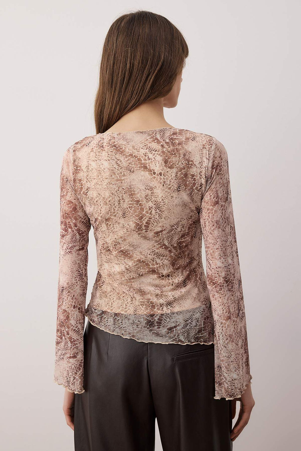 Ekru Soyut Animal Kay?k Yaka Asimetrik Detayl? Fitted/vucuda Oturan Orme Bluz TWOAW26BZ00128