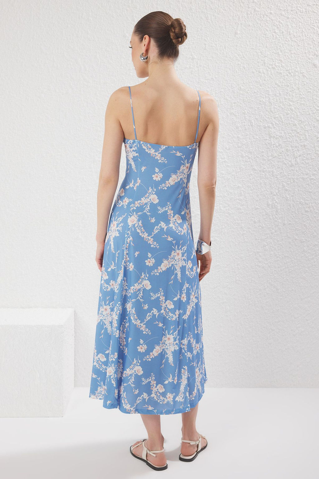 Mavi Ask?l? F?rf?rl? Yaka Detayl? Etegi Volanl? Skater/Belden Ac?lan Maxi Orme Elbise TWOSS25EL00238 - Trendyolmilla фото 4