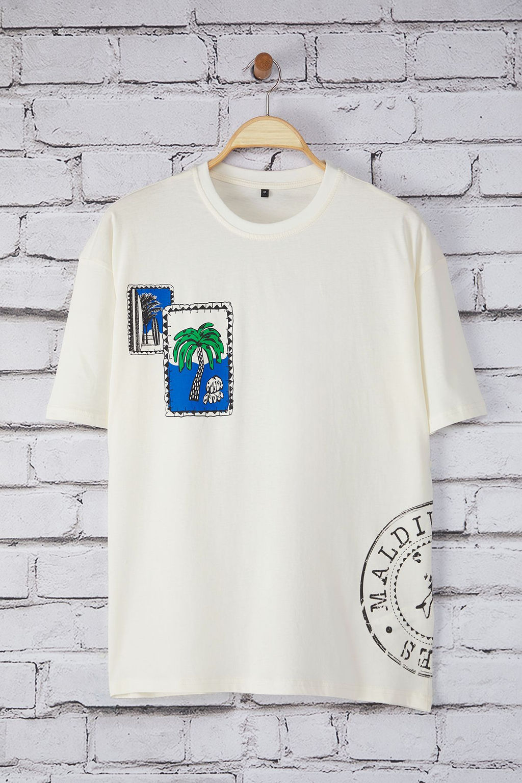 TRENDYOL MAN Ekru Oversize/Genis Kesim Tropikal Bask?l? %100 Pamuk T-Shirt TMNSS25TS00219