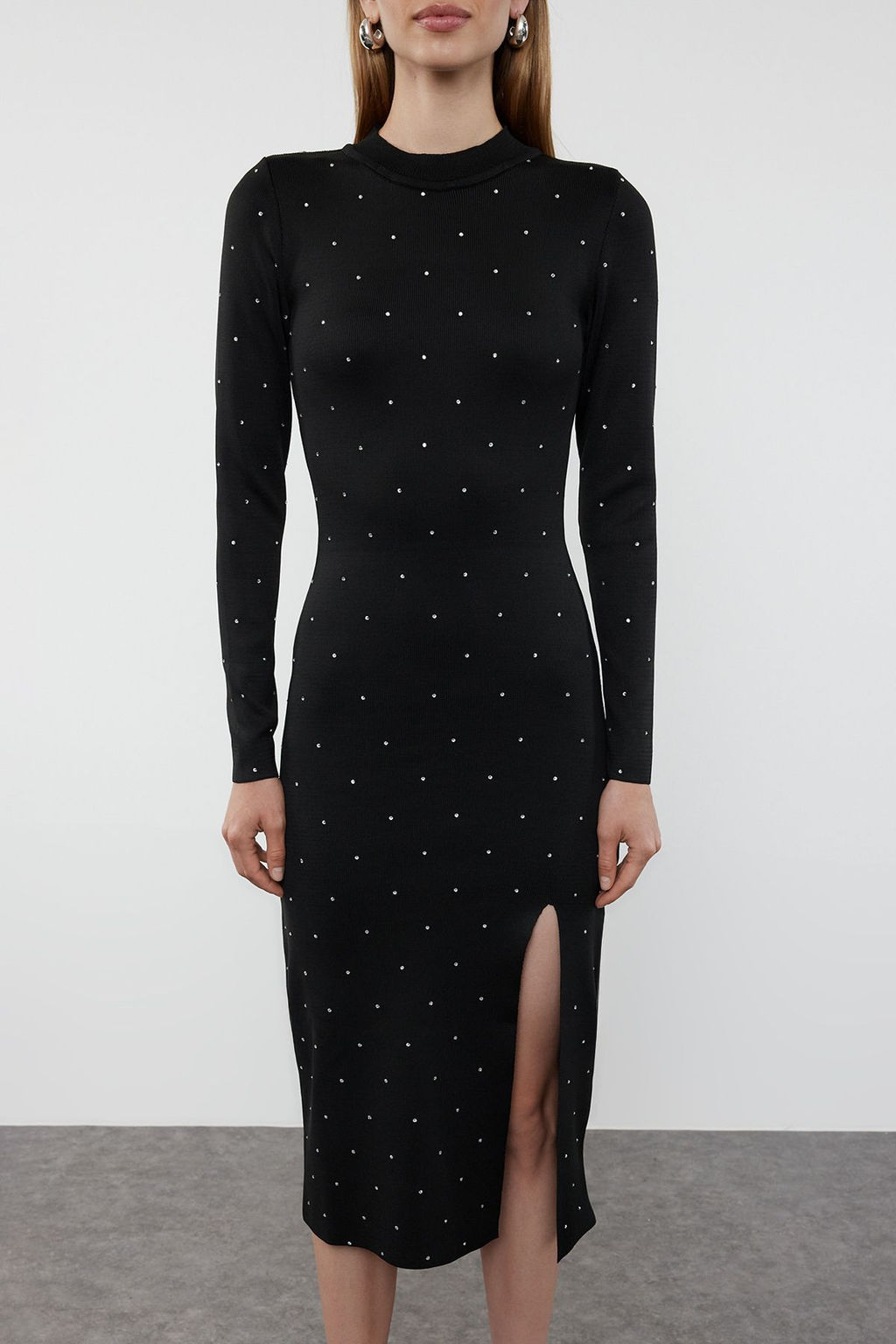 TRENDYOLMILLA Siyah Midi Triko Tas Islemeli Elbise TWOAW25EL00004  фото 3