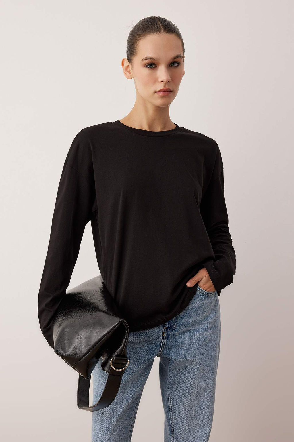 TRENDYOLMILLA Siyah-Beyaz 2li Paket %100 Suprem Oversize/Genis Kesim Orme T-Shirt TWOAW25TS00004  фото 19