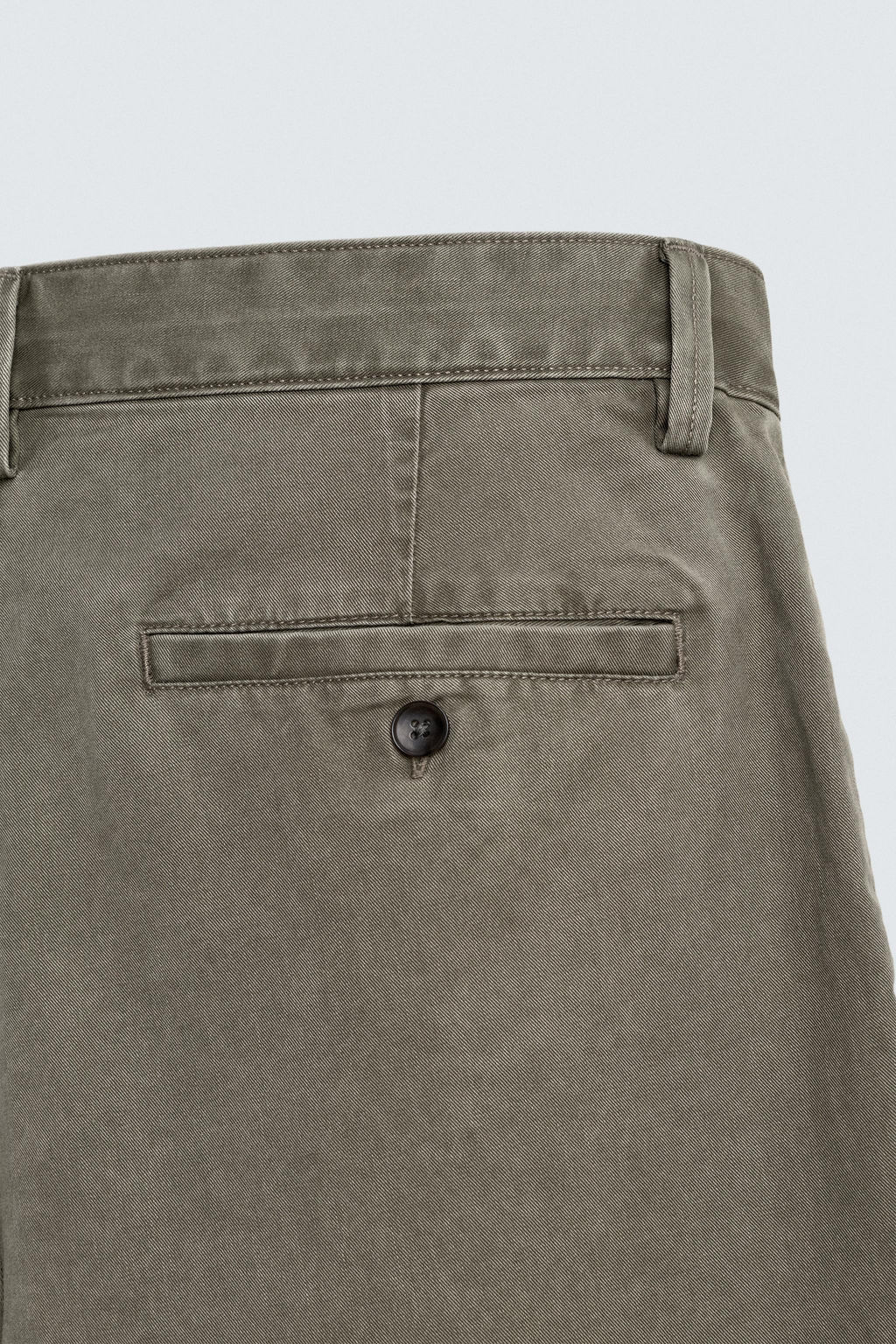 BERMUDA REGULAR FIT PLIEGUES / VERDE