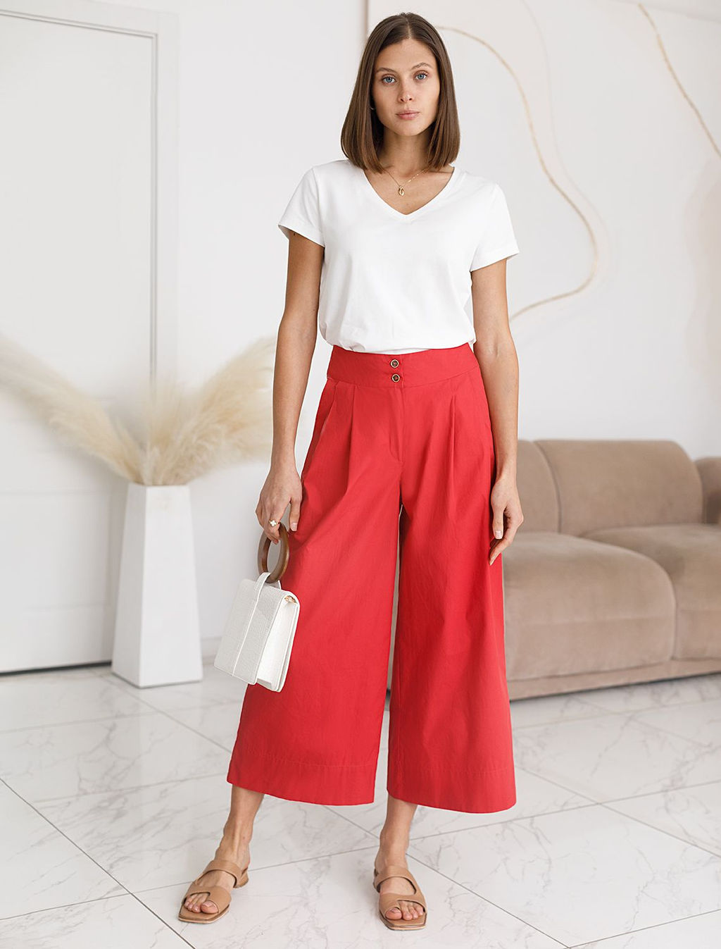 Базовая футболка из премиального хлопка с V образным вырезом