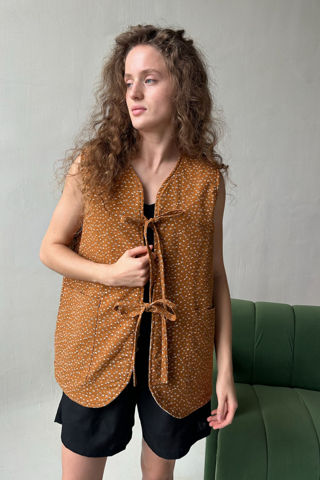 Жилет стеганый HOME109/01/Коричневый, белый