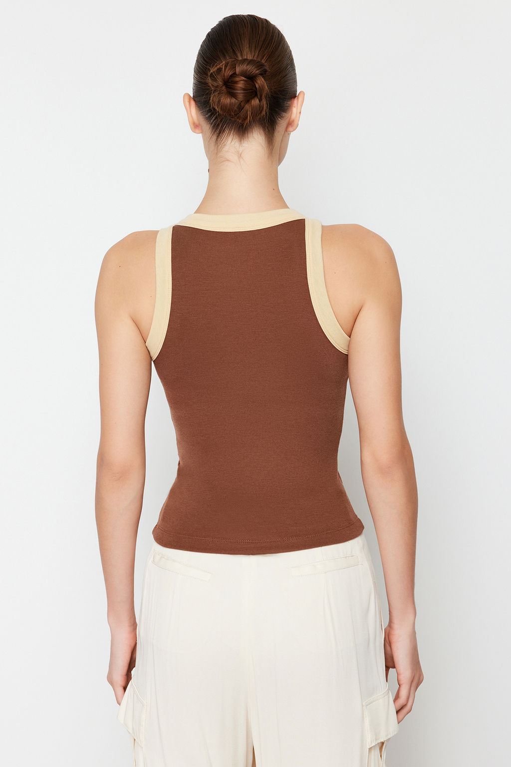 Kahverengi Halter Yaka Kontrast Biye Detayl? Fitilli Esnek Orme Atlet TWOSS24AL00027