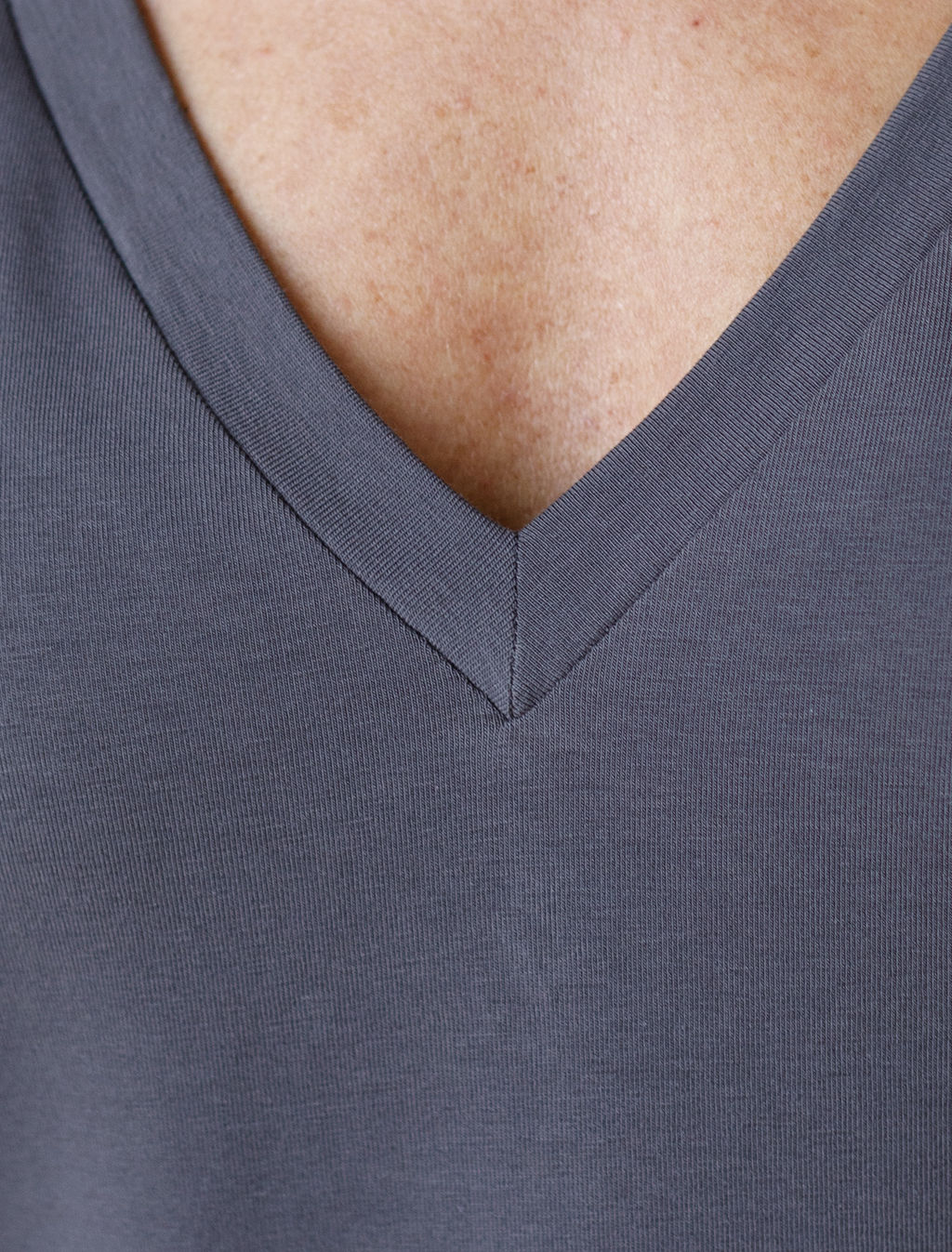 D49.096 Футболка женская т.серый