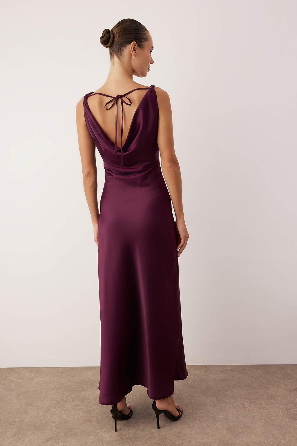 Mor A-Kesim Degaje Yaka Saten Maxi S?k Elbise TPRSS25EL00318