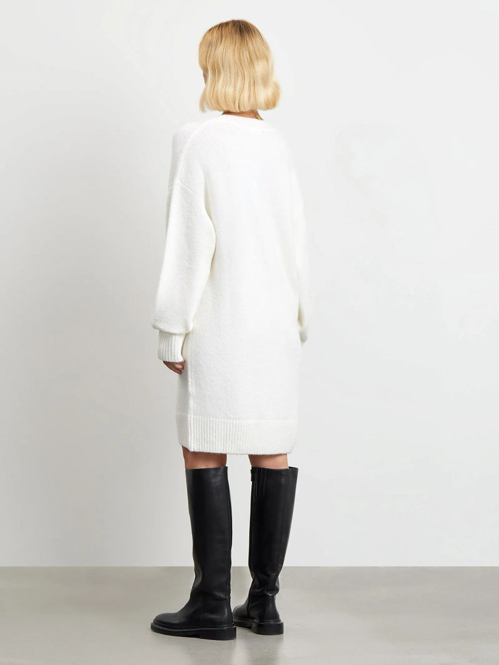 Мягкое вязаное платье-кокон в молочном цвете - Emka фото 5