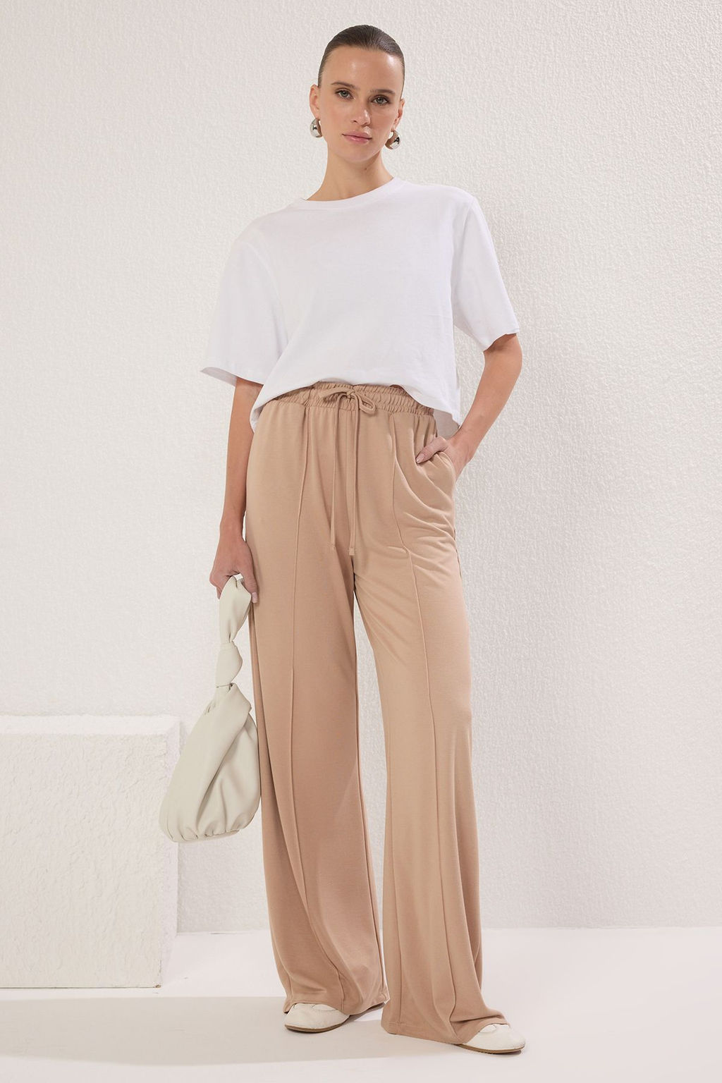 TRENDYOLMILLA Bej Wide Leg Lastikli Yuksek Bel Esnek Yumusak Orme Pantolon TWOSS25PL00058