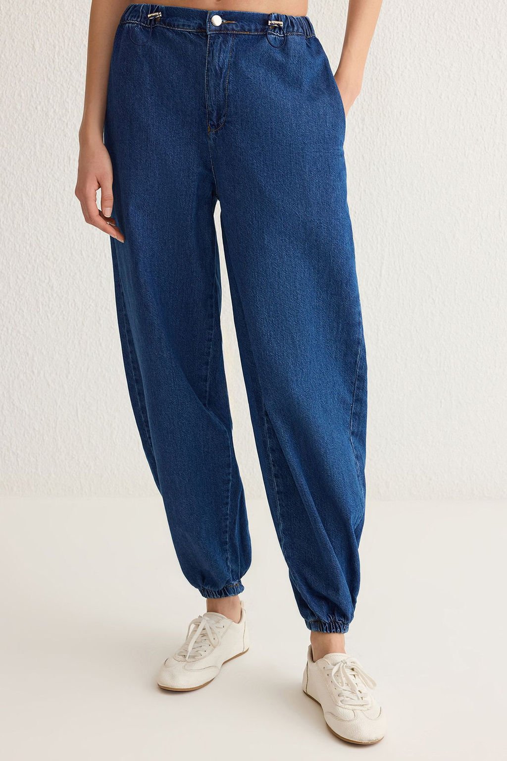 Koyu Mavi Beli Lastikli Yuksek Bel Balon Jogger Jeans TWOSS25JE00008 - Trendyolmilla фото 3