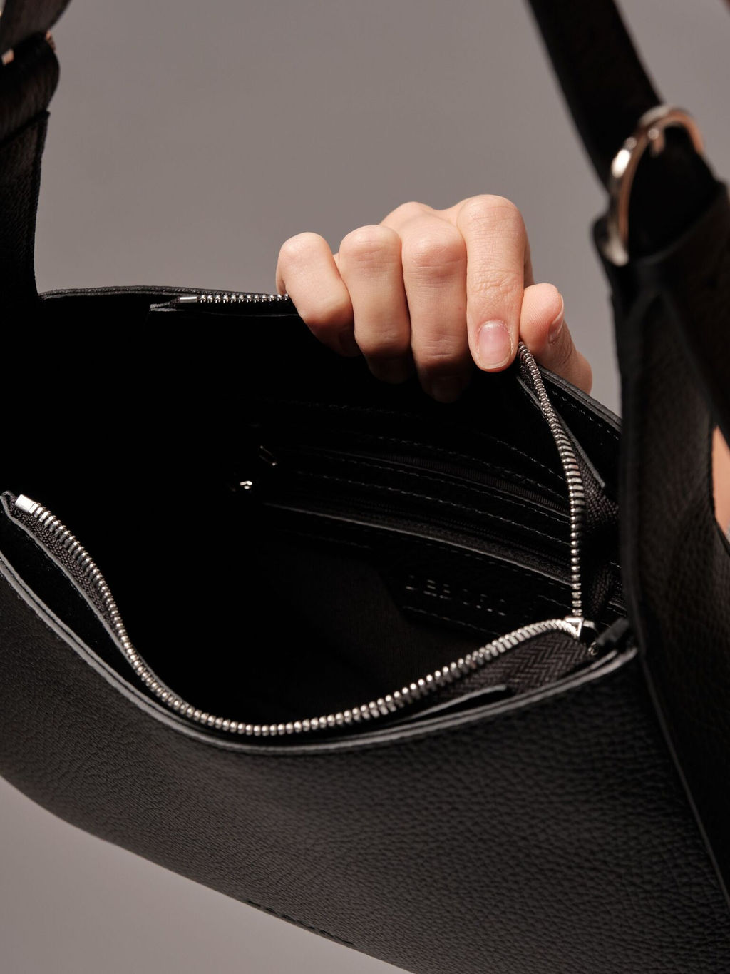 Сумка кожаная на плечо багет Deboro 31046 черный