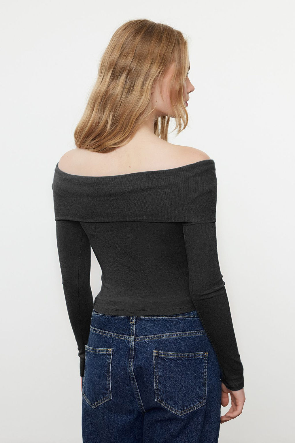 Trendyolmilla Siyah Carmen Yaka Fitted/Vucuda Oturan Crop Esnek Orme Bluz TWOAW25BZ00008  фото 5